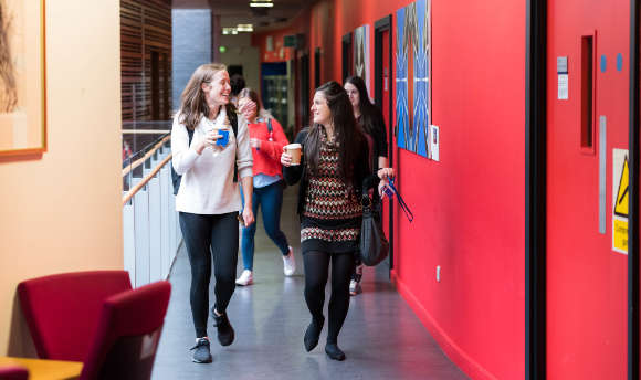 A couple of students walking down the corridor at Ӱֱ Edinburgh