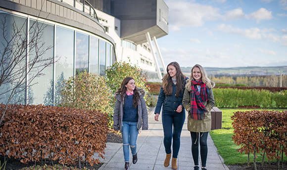 3 girls in winter jackets outside the Ӱֱ Campus, Edinburgh