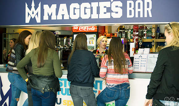 Students queuing up to order at Maggie's Bar, the Ӱֱstudent union bar and cafe